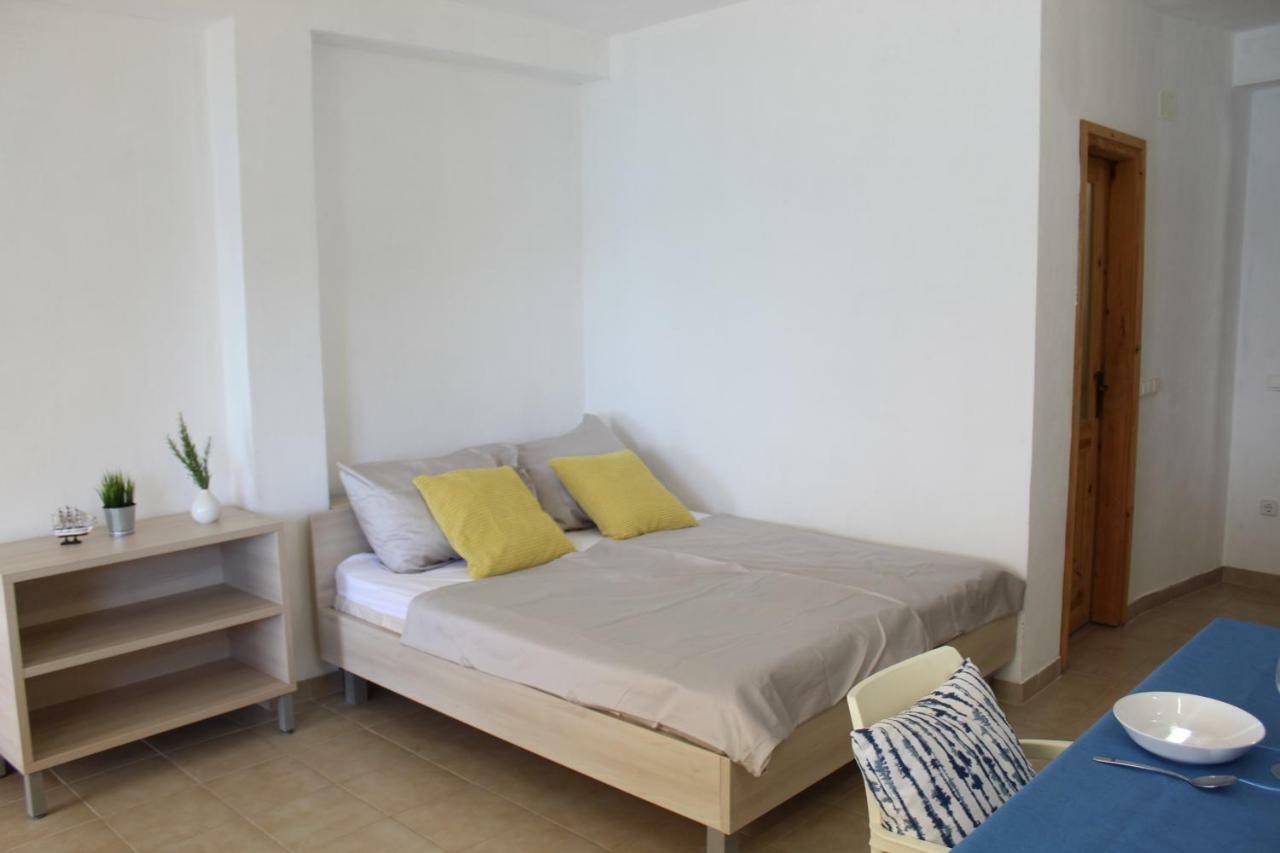 Apartments Andrea Vela Luka Buitenkant foto